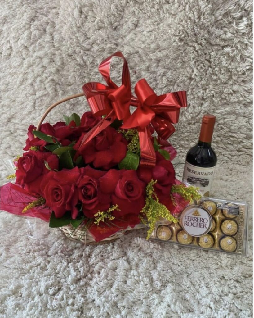 Cesta de Rosas, vinho e chocolate